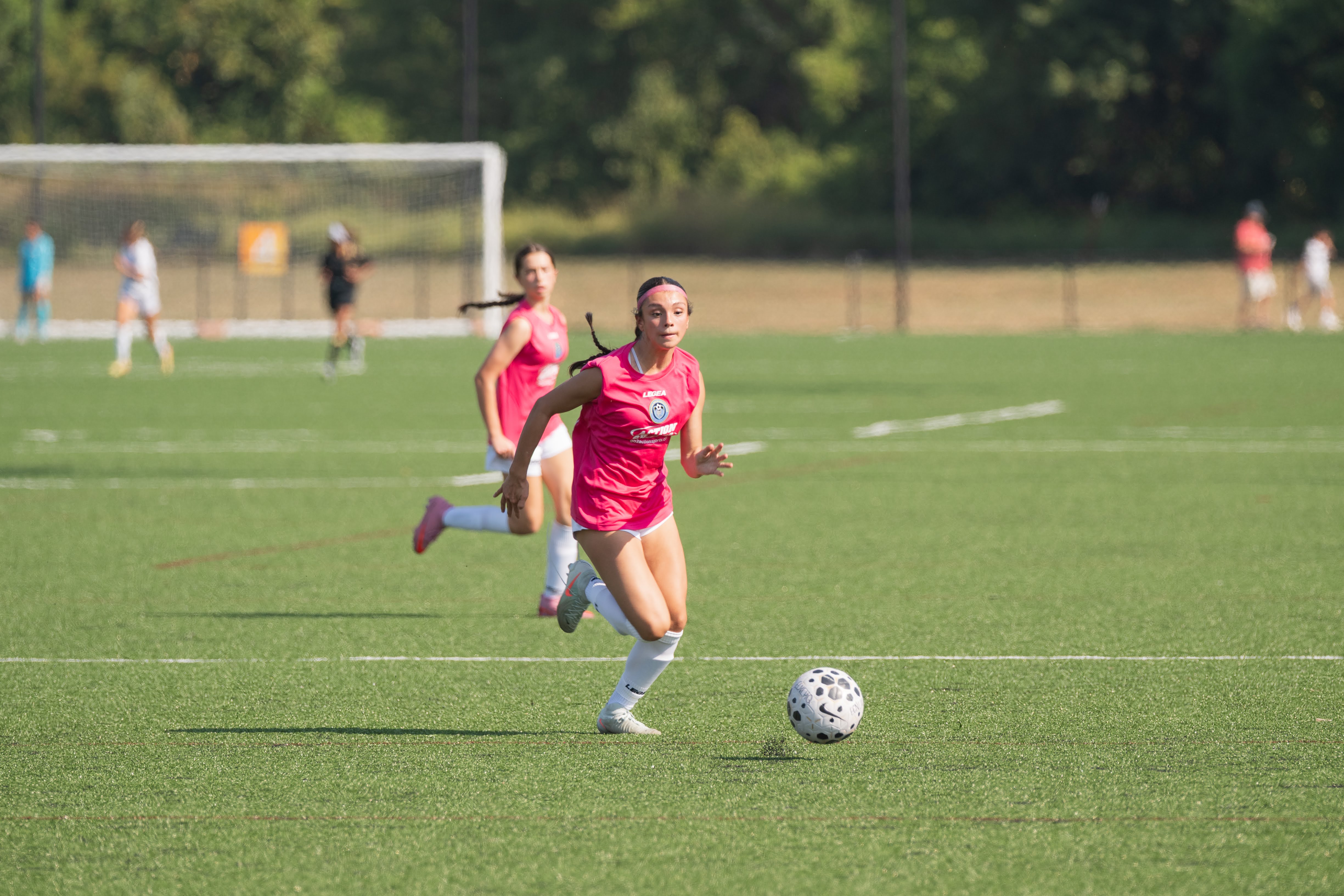 Amaya Vargas running with the ball
