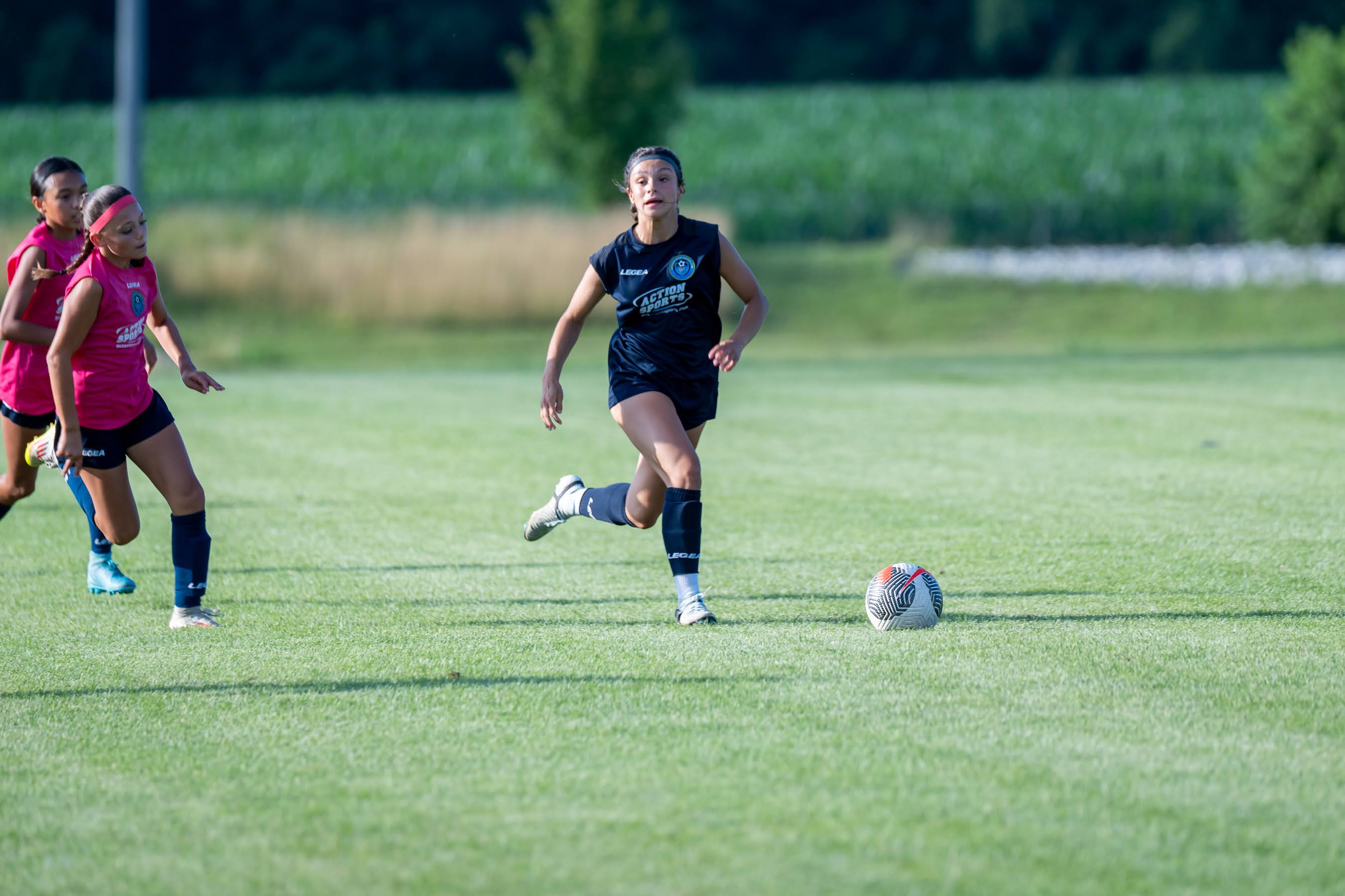 Amaya Vargas in navy jersey