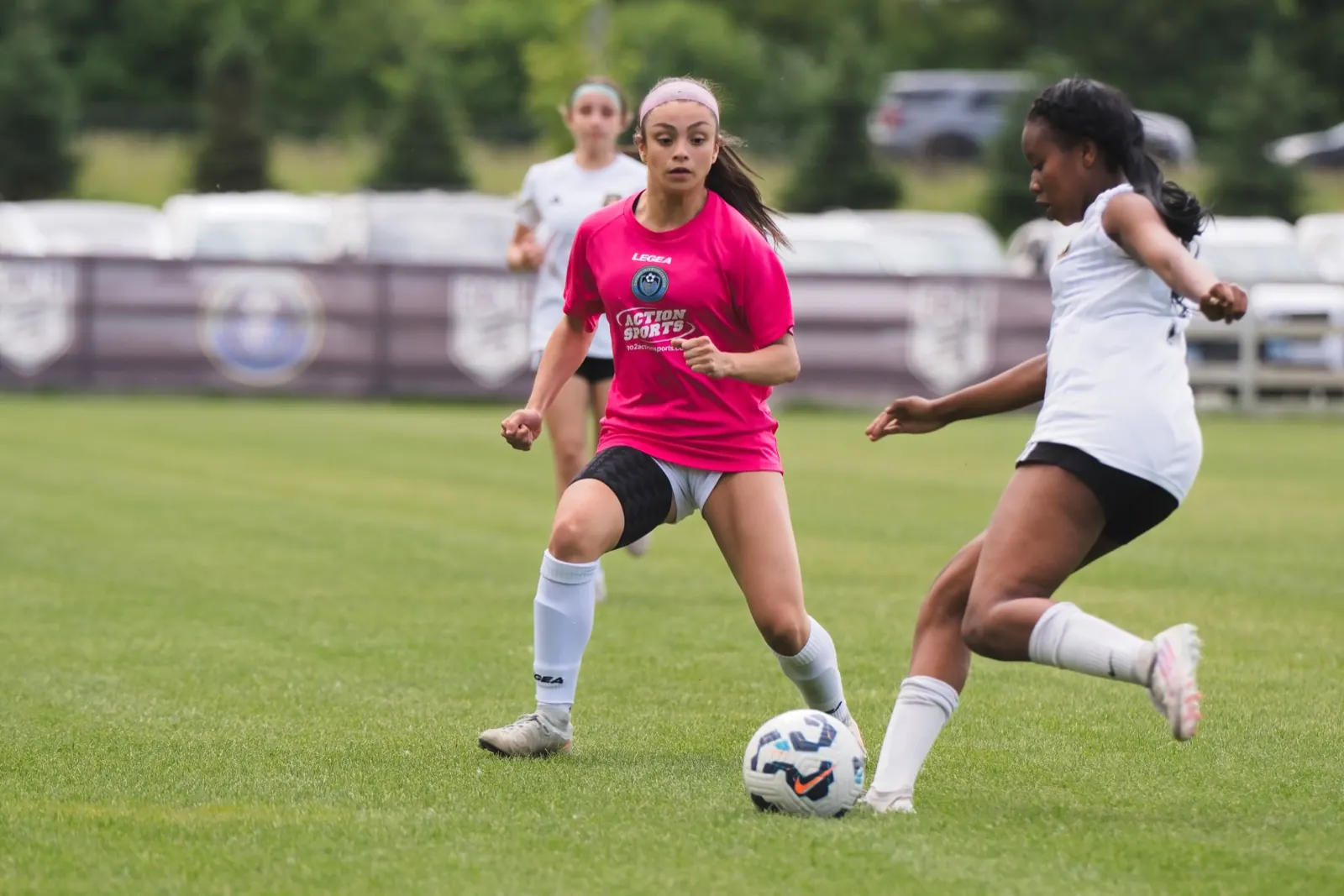 Amaya Vargas taking on a defender 1v1